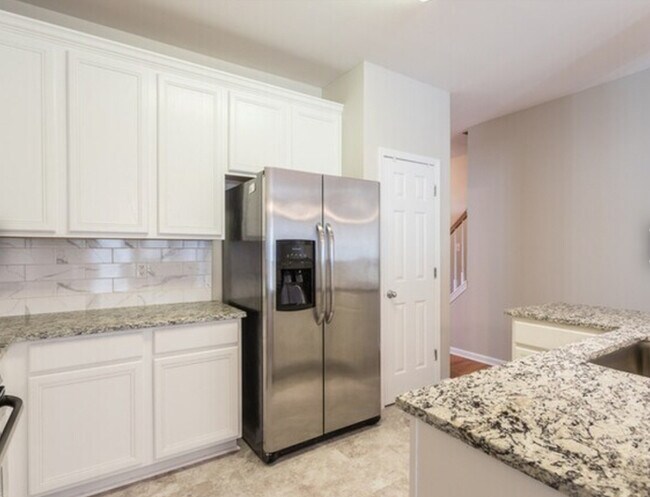 Building Photo - 511 Elm Ave