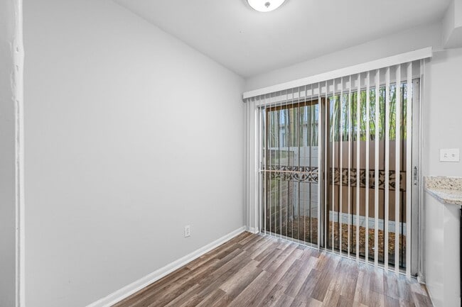 Building Photo - Renovated Seminole Heights Townhome with Laundry Included