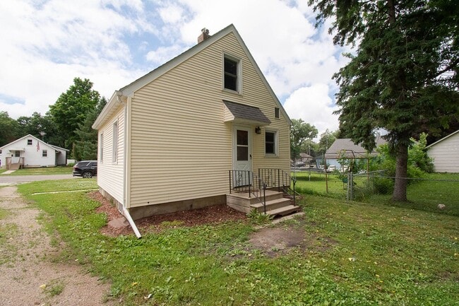 Building Photo - 1206 10th St NE