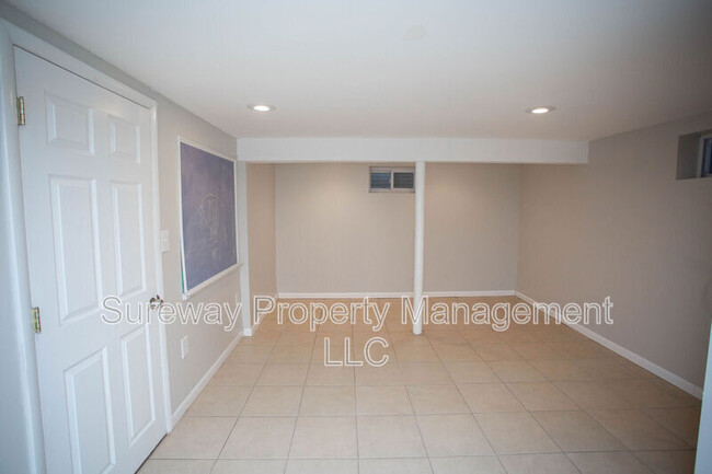 Building Photo - 841 Grove St