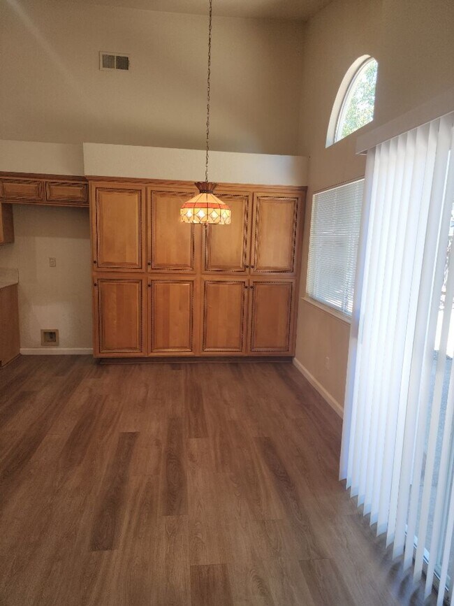Building Photo - Antelope Single Story, - 3 bedroom, 2 bath - Separate Living Room, Family Room w/fireplace  Low M...