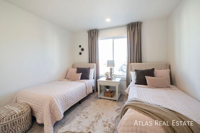 Building Photo - 3645 Verde Dr