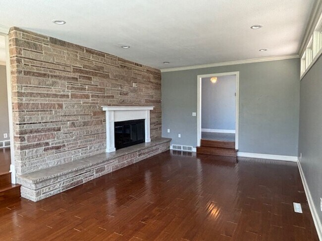 Building Photo - Available NOW! Gorgeous 3BR/2 BA Unit in Hastings!