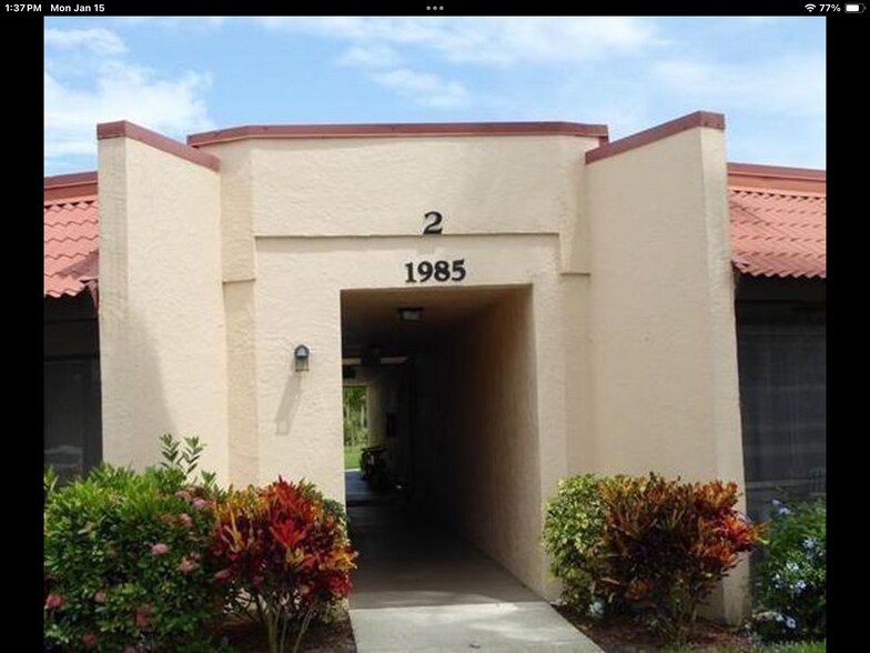 One story, no stairs, no one above you - 1985 NE Collins Cir