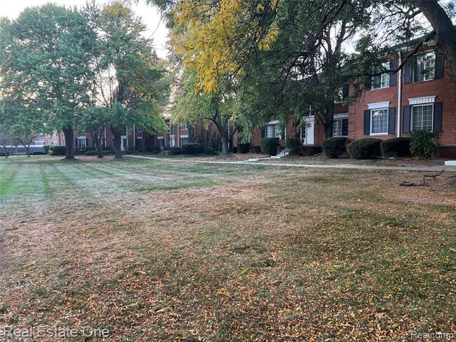 Building Photo - 754 E Fox Hills Dr