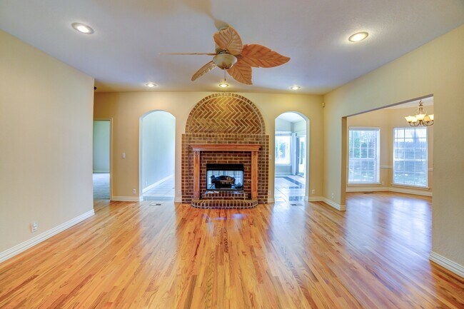 Building Photo - Beautiful home across from Jenks Middle School