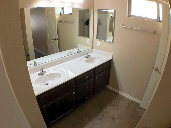 Building Photo - Mesquite Hills 3bed/2.5bath plus Loft REFRIG A/C Home!