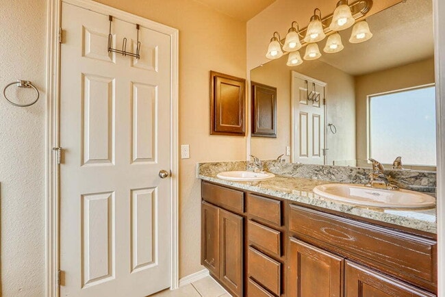 Building Photo - Cozy and Beautiful Home-3217 Willie Cager El Paso, Texas 79938 Lease today!