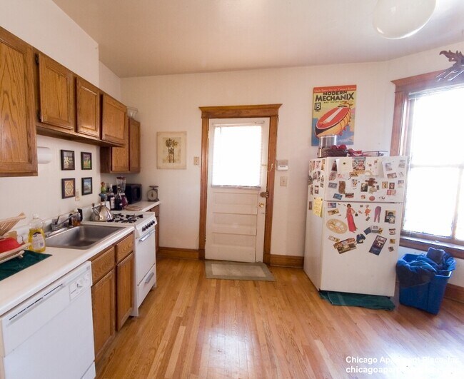 Building Photo - 850 W Waveland Ave