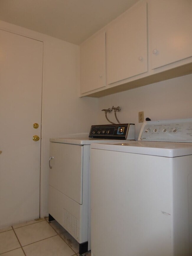 Building Photo - 3 Bedroom Pool Home in Canyon Country!