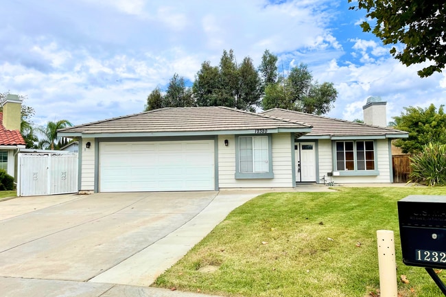Primary Photo - 4 Bed/2 Bath | Plus Office/Den | Single St...