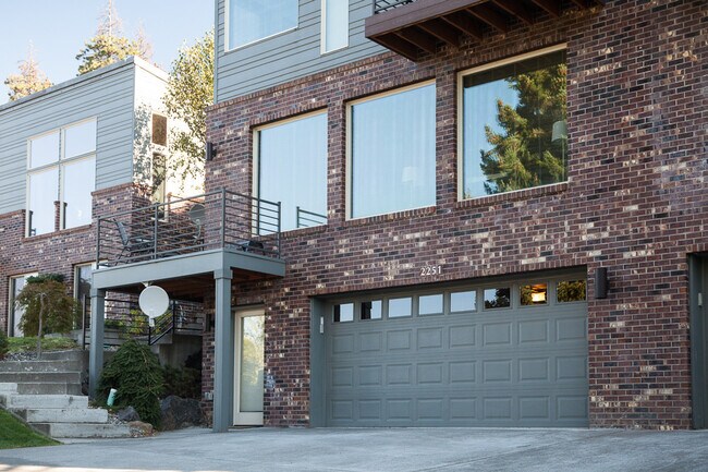 Building Photo - 2251 Clearwater Ln