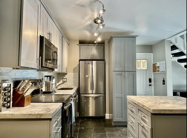 Building Photo - Stylish 2-Bed + Loft Mountain Condo in San...