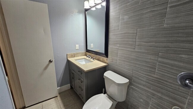 Building Photo - 15303 Gran Vista Dr