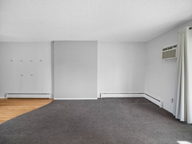 Building Photo - Modern Comfort: 1-Bedroom Apartment with B...