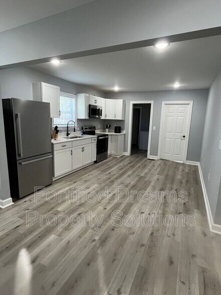 Building Photo - 551 Ridgeway Cir