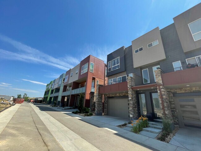 Building Photo - LOVELY 2 BED/2.5 BATH Great location near Boulder!