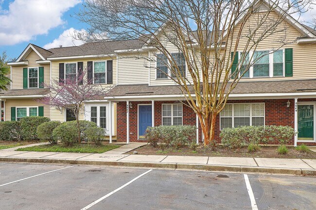 Building Photo - 8047 Shadow Oak Dr