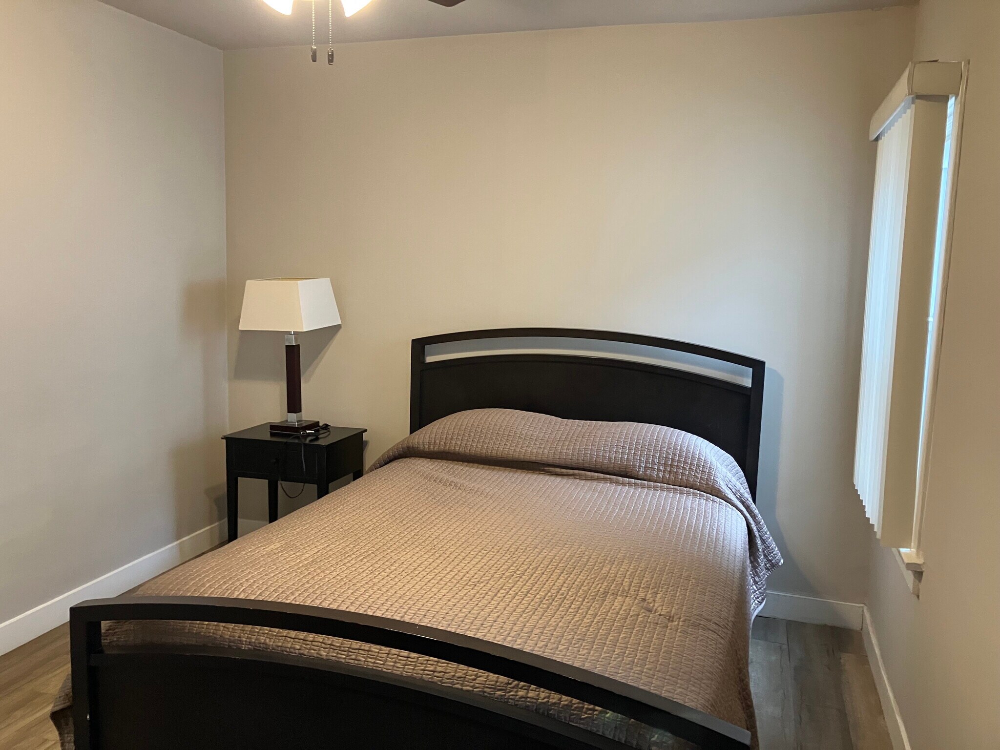 Building Photo - 2059 N Vermont Ave