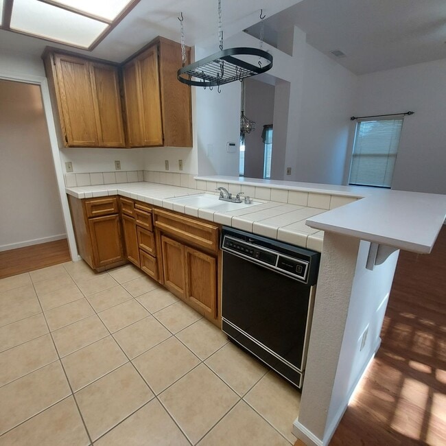 Building Photo - Nice 3bed and 2 bath home; excellent Roseville location