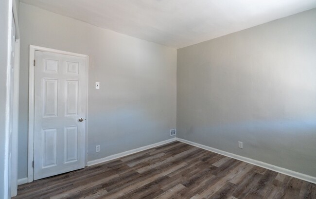 Building Photo - Newbold three bedroom