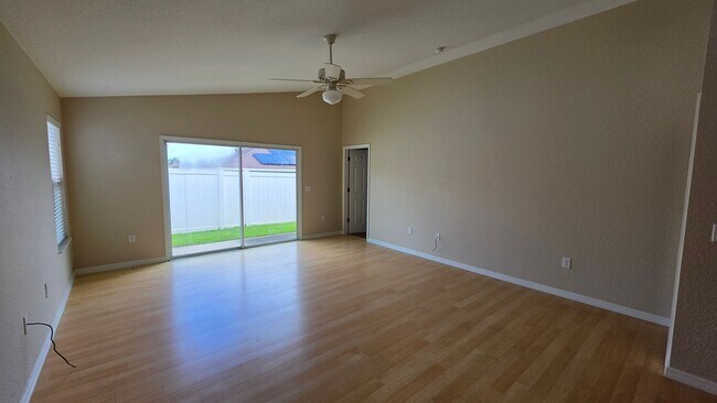 Building Photo - 4900 NE 123rd Ln