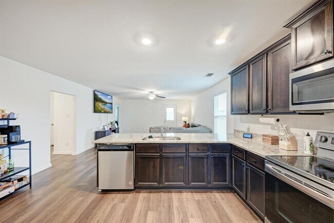 Building Photo - 132 Maywood Ln