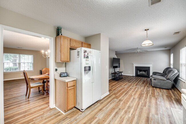 Building Photo - Beautiful, well maintained home in the hea...