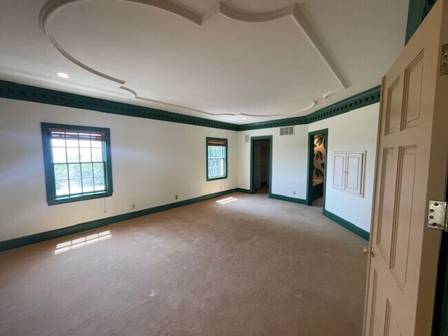 Building Photo - Private location overlooking Smiths Bay *2Bed*3bath