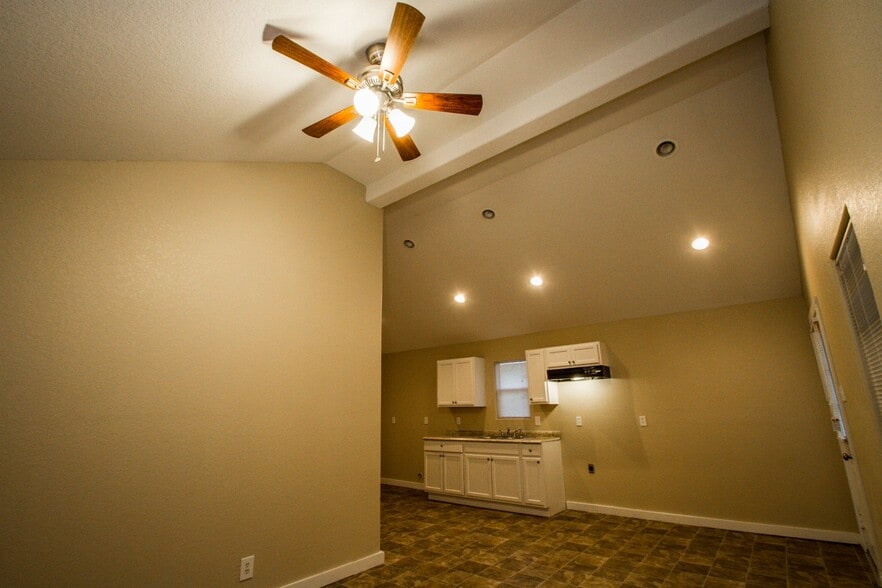 Building Photo - 526 Cooper St