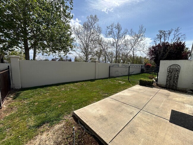 Building Photo - 460 Winesap Dr