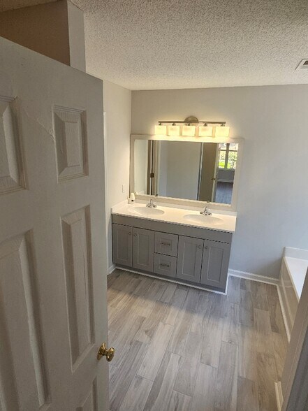 Building Photo - 507 Holly Ridge Ln