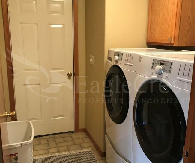Building Photo - Three Bedroom, Two Bathroom House Located Near WWCC