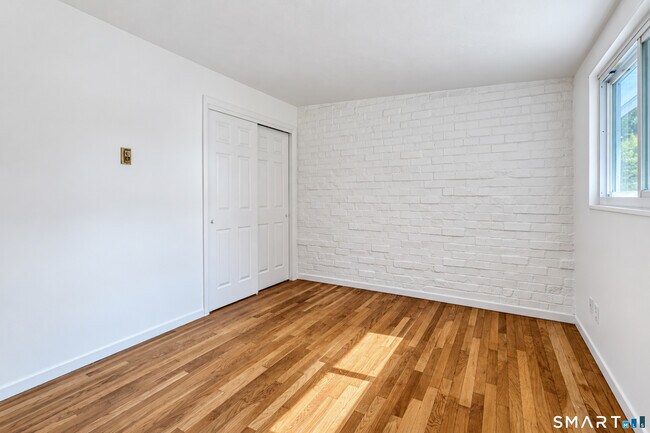 Building Photo - 19 Denlar Dr