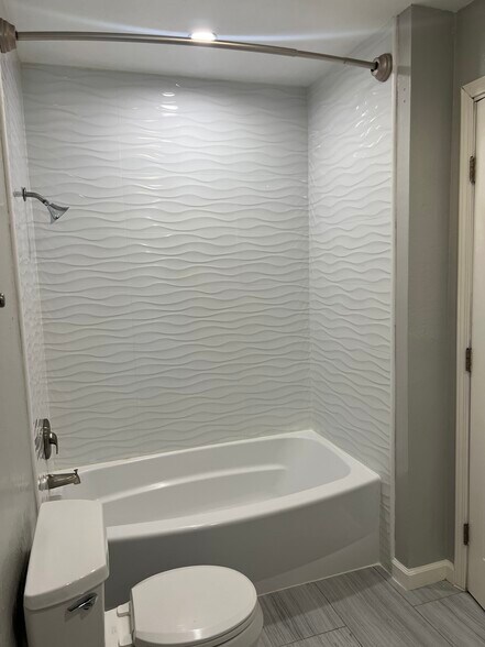 upstairs bath - 1520 Parkwood Pl