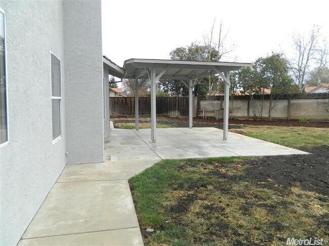 Building Photo - Huge 3 Bedroom 2.5 Bath Corner Lot Home fo...
