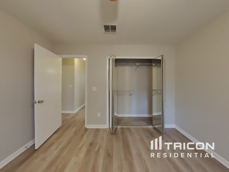 Building Photo - 1151 W Romaine Cir