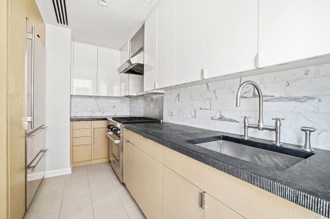 Building Photo - 141 E 88th St