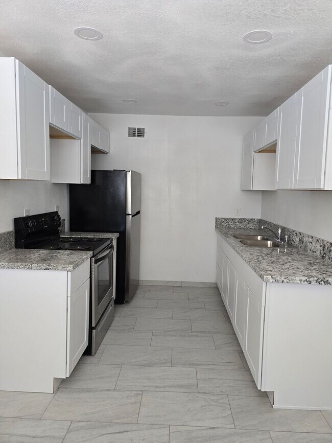 Building Photo - 511 N Iroquois Ave