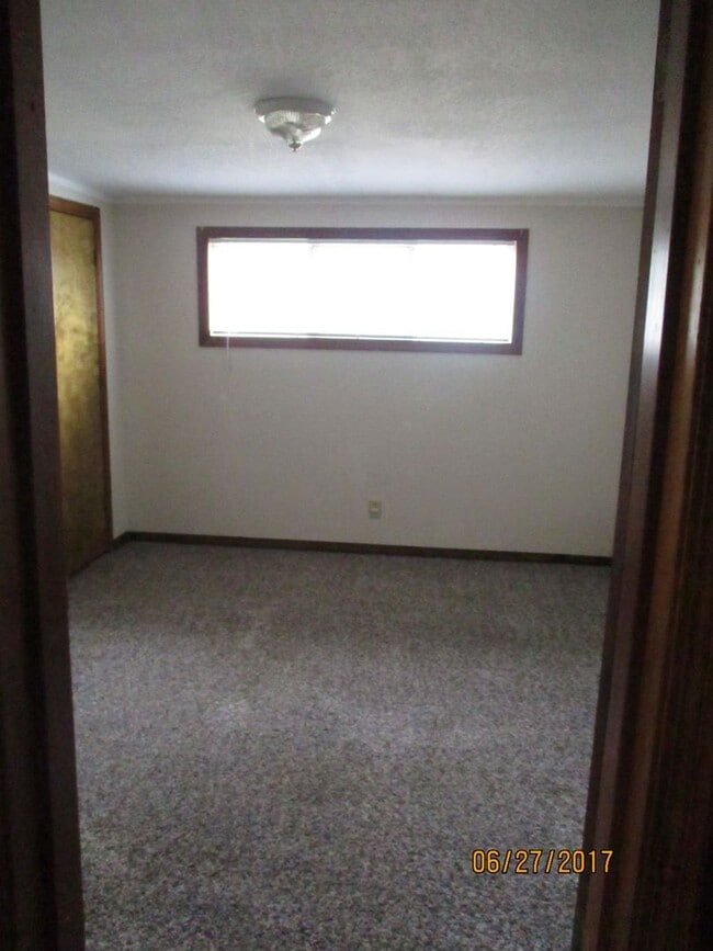 Building Photo - 3-Bedroom, 2-Bathroom with 2 car Carport in Sutherlin