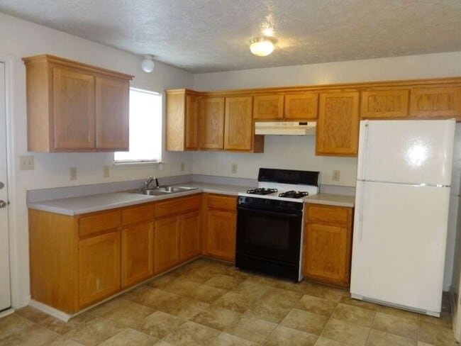 Building Photo - 935 Pedro Dr