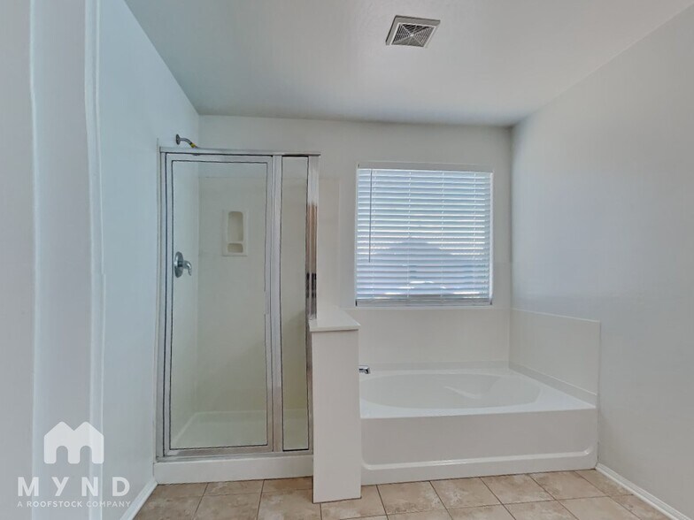 Building Photo - 4079 E Devon Dr