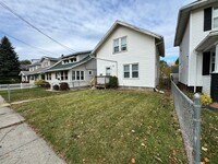 Building Photo - 3 Bedroom House