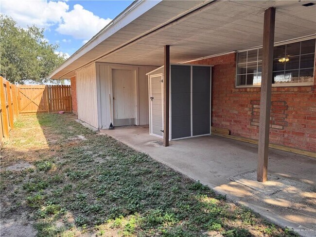 Building Photo - 3415 N Kenyon Rd