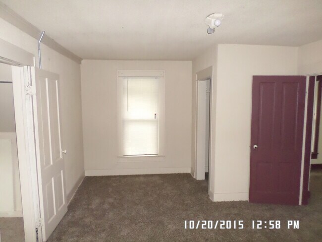 Building Photo - 3 Bedroom Home - Available February