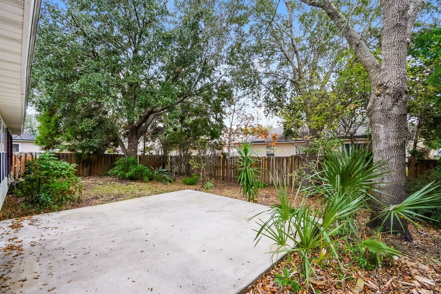 Building Photo - 2427 Brian Lakes Dr E