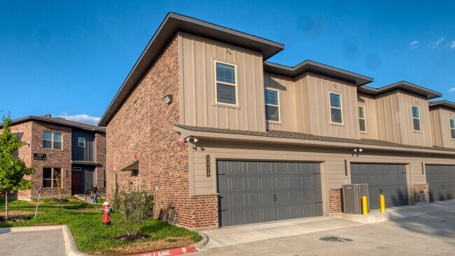 Building Photo - Spacious Townhome Available Now!
