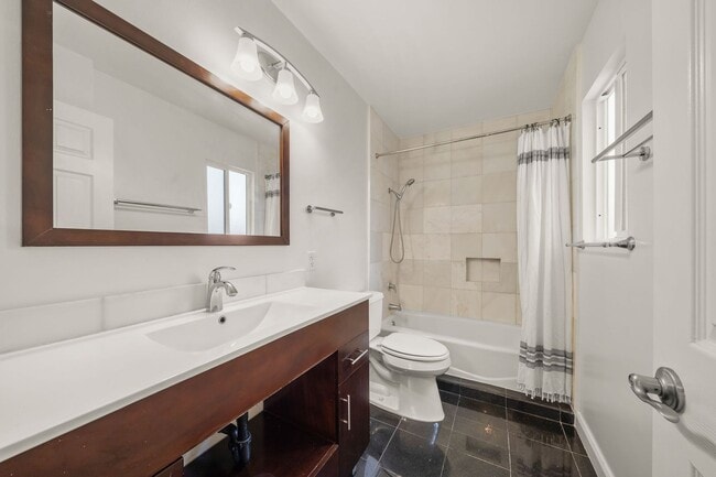 Building Photo - 2 Bed 1 Bath Updated Gated Condo Near Beac...