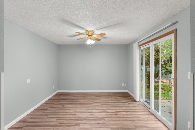 Building Photo - Charming 3 BR/ 1.5 Bath Mt. Pleasant Home.