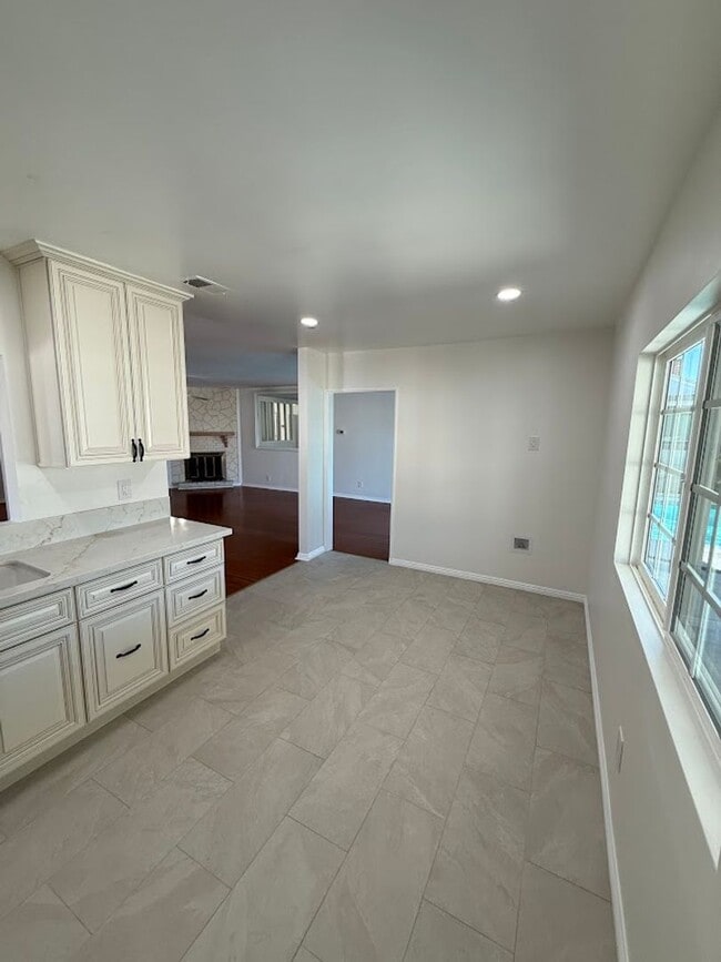 Building Photo - Beautiful 4 Bedroom, 2 Bathroom Arleta Hom...